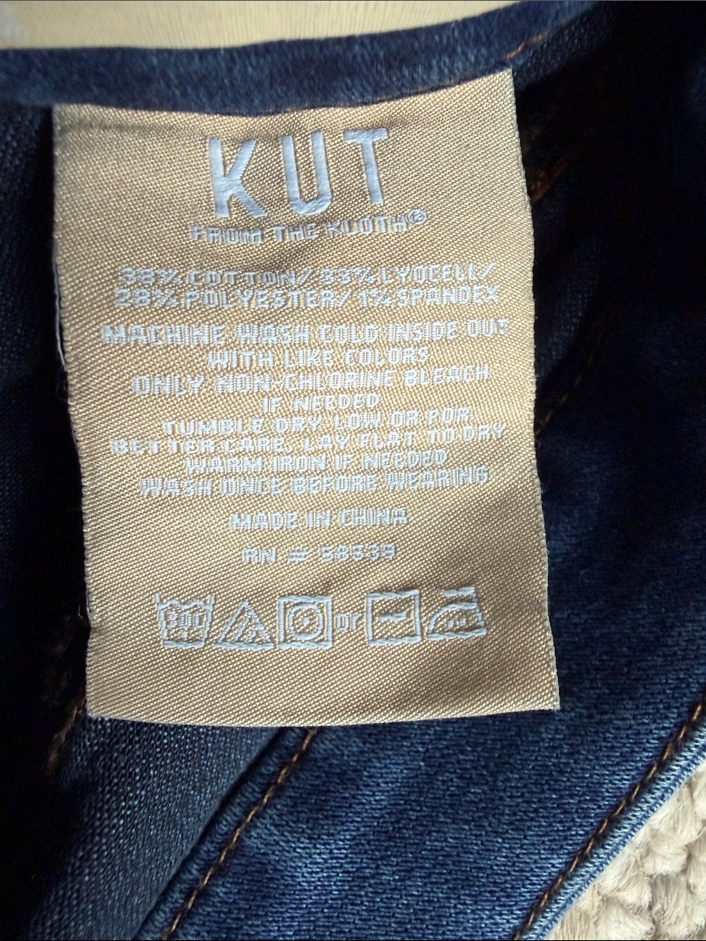 KUT from the Kloth wide leg jeans with stretch. Size 12 - Picture 3 of 4